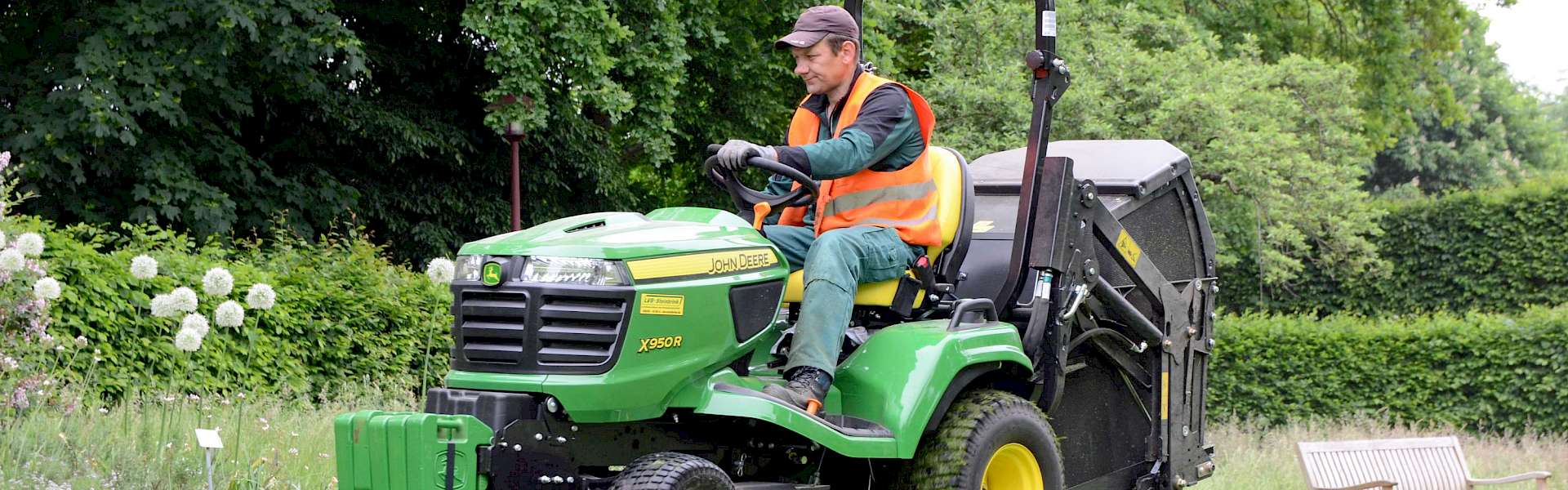 Aufsitzrasenmäher bei der kommunalen Grünflächenpflege