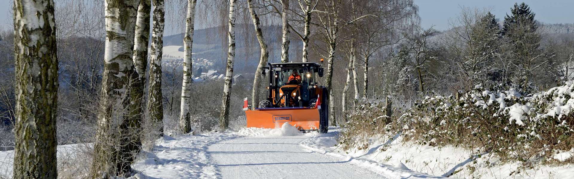 Bauhof-Fahrzeug im Winterdienst-Einsatz