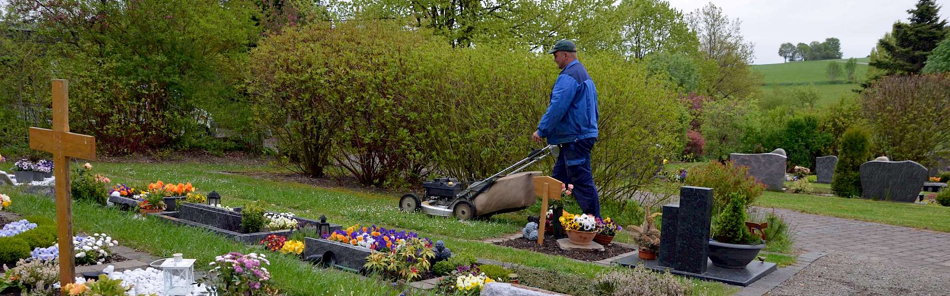 Grünflächenpflege auf dem Friedhof