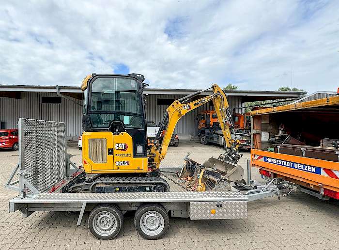 Minibagger auf Anhänger