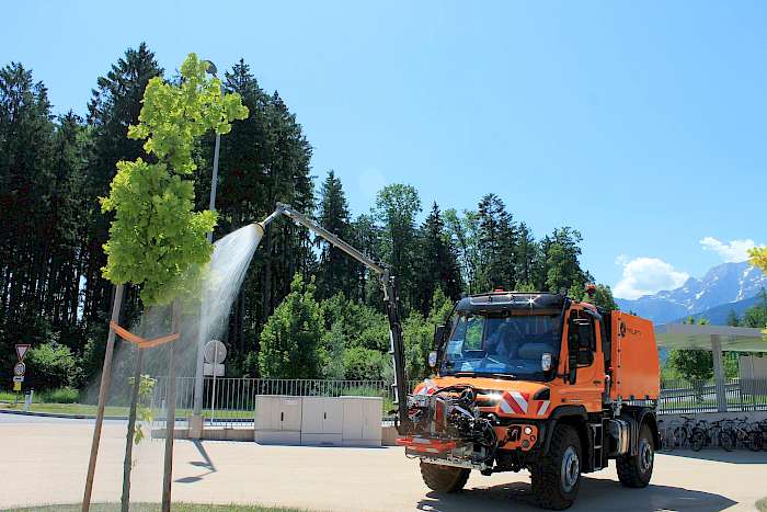 Gießarm an Unimog bei der Stadtbaumbewässerung