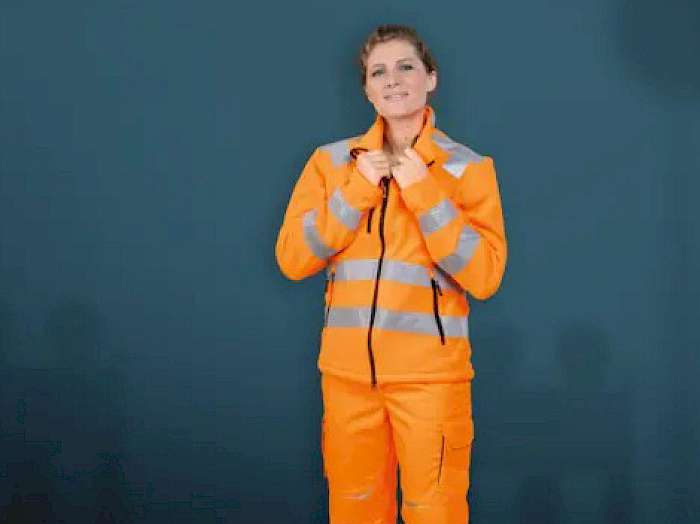 Frau mit oranger Warnschutzkleidung