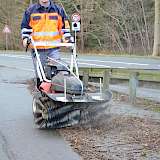 Eine handgeführte Kehrmaschine mit Benzinmotor bringt nun die nötige Leistung