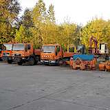 Der Fuhrpark umfasst 7 Lkw und 11 Multicar, zwei Radlader, zwei Mobilbagger und eine Kehrmaschine (MFA), die auch mit entsprechenden Bürsten zur Wildkrautbekämpfung eingesetzt wird. Dazu kommen diverse Kommunaltraktoren von Kubota und Iseki sowie rund sechzehn Transporter, geschlossen oder mit Pritsche.