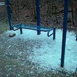 6_Eine der zerstörten Buswartehallen samt Tatwaffe in Form eines Findlings.