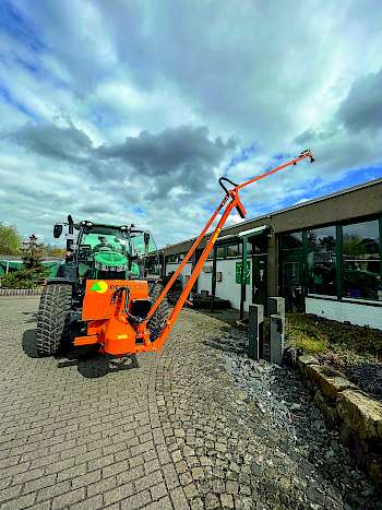 Technik für die Bewässerung: Im letzten Jahr wurde unserer Maschinenpark durch einen hydraulischen Gießarm und ein 13 m³-Wasserfass ergänzt.