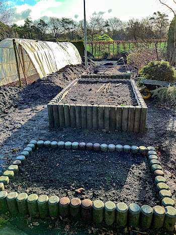 Eigener Lehrgarten: Durch unseren Lehrgarten, der von unseren Azubis gepflegt wird, kommt auch der Bezug zur Pflanze nicht zu kurz Hier haben wir Hochbeete für unseren jährlichen Gemüseanbau gebaut.