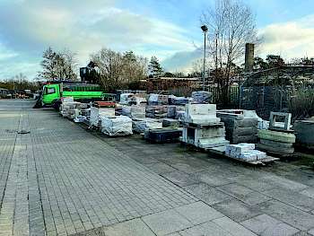 Lagerplatz:Auf unserem Werkhof in Hannover Lahe lagern wir Material und unser Fuhrpark findet hier auch seinen Platz.