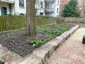 Hochbeet auf dem Kinderspielplatz in der Grotestraße (Foto: Ausbildungsbetrieb Galabau der Stadt Hannover)