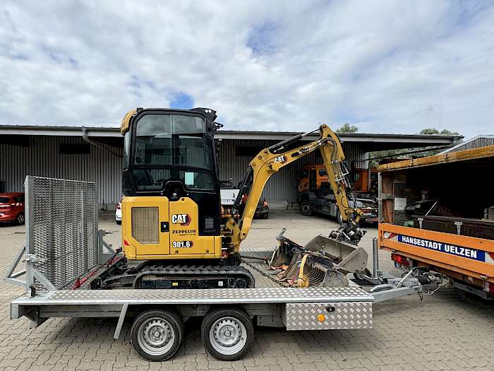 Bagger auf Anhänger