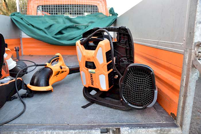 Handgeführte Akkutechnik auf Ladefläche