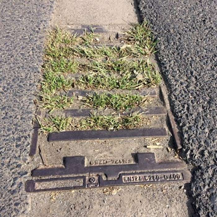 Verschmutzter Straßenablauf