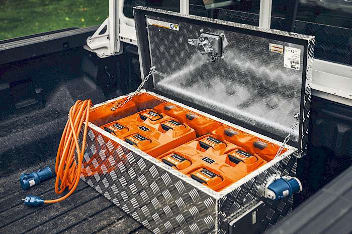 Akku-Transportbox auf Bauhof-Fahrzeug