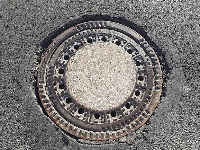 Frostaufbruch rund um Schachtabdeckung