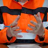 Gestikulierender Bauhofleiter