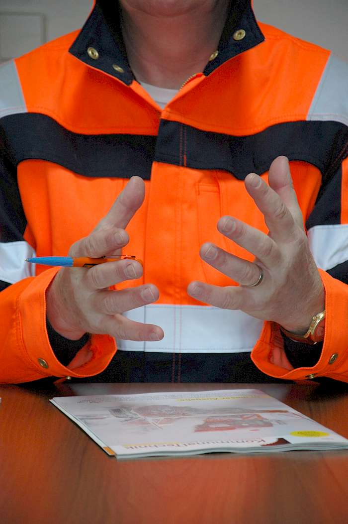 Gestikulierender Bauhofleiter