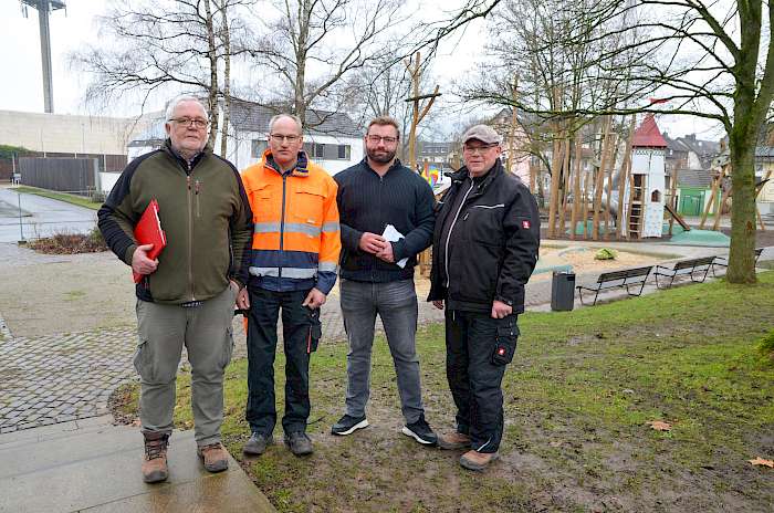 Bauhofleiter Heiko Lachmann (v. l.), Johannes Struck (Spielplatzkontrolle), GIS-Beauftragter Christopher Rogmann und Markus Bömelburg (Spielplatzkontrolle)