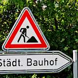 Verkehrsschild Bauarbeiten und Städtischer Bauhof