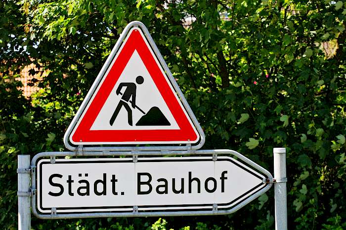 Verkehrsschild Bauarbeiten und Städtischer Bauhof