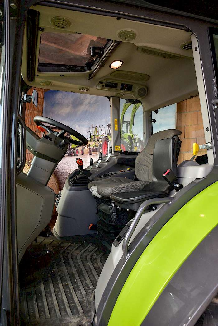 Kabine des Claas Axos 3