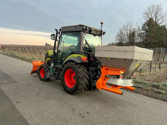 Claas Nexos mit Winterdienst-Streuer