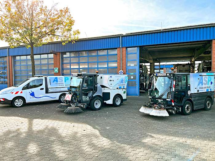 zwei elektrische Kehrmaschinen und ein elektrischer Schmalspurgeräteträger