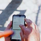 Smartphone mit App für Spielplatzkontrolle