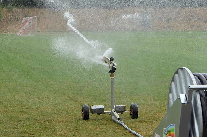 Bewässerungsanlage auf einem Sportplatz