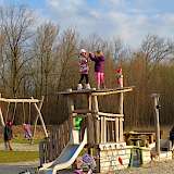 Spielende Kinder auf einem Kletterturm