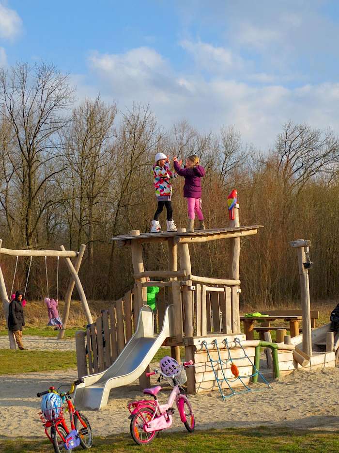 Spielende Kinder auf einem Kletterturm