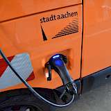 Kommunalfahrzeug an Ladestation