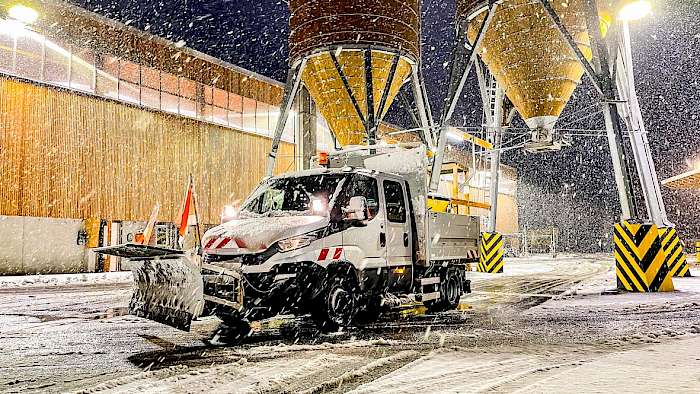 Wnterdienststreuer unter Salzsilo