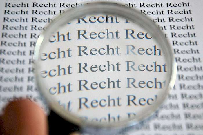 Lupe zeigt Schriftzug Recht