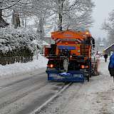 Winterdienststreuer auf verschneiter Straße