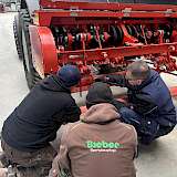 Werkstattmitarbeiter beim Warten eines Tiefenlüfters