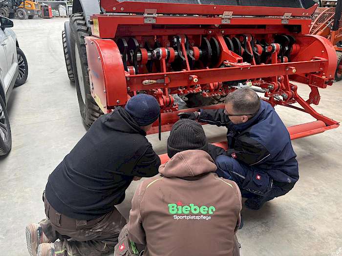 Werkstattmitarbeiter beim Warten eines Tiefenlüfters