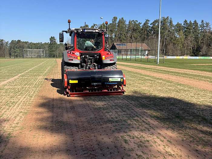Tiefenlüfter Terra Spike XD auf Sportplatz
