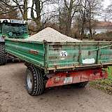 Traktor mit Anhänger im kommunalen Einsatz