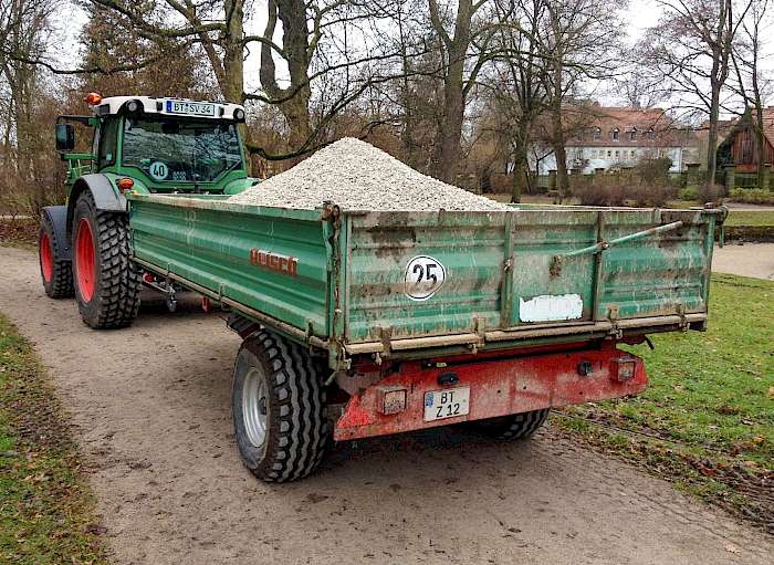 Traktor mit Anhänger im kommunalen Einsatz