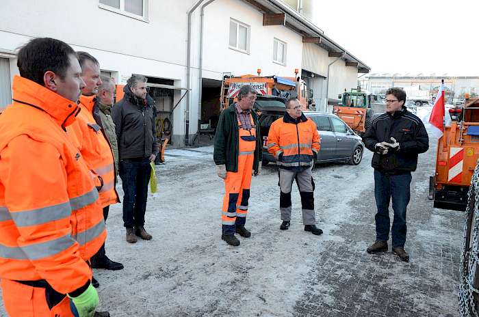 Bauhofleiter gibt Winterdiensteinweisung
